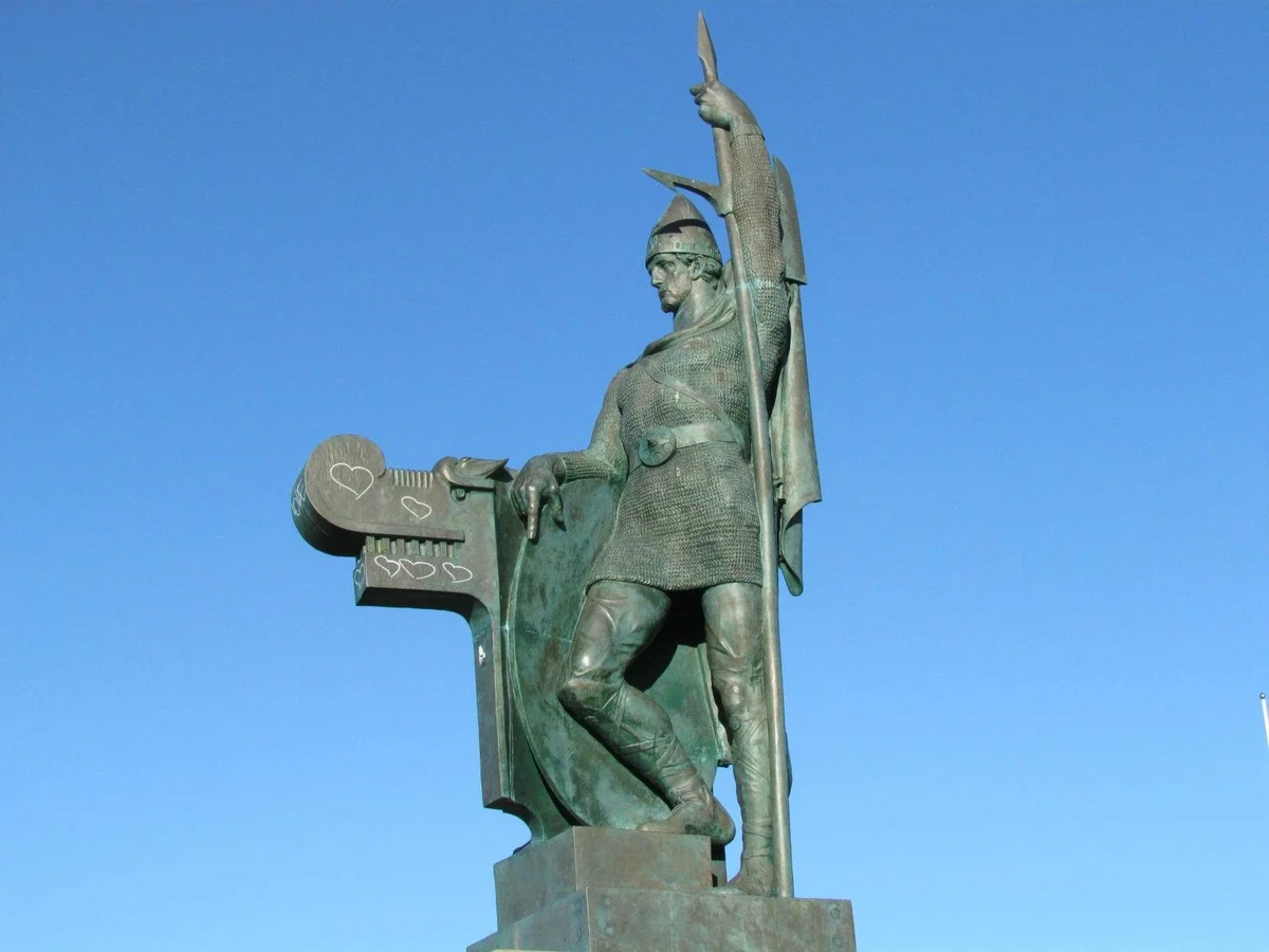 Arnarholl Statue | What to Know Before You Go
