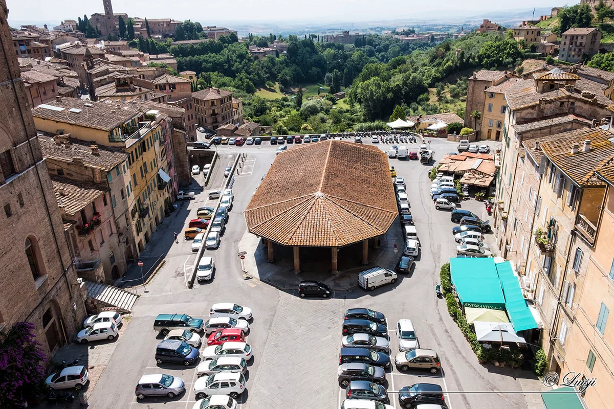 Siena Piazza del Mercato