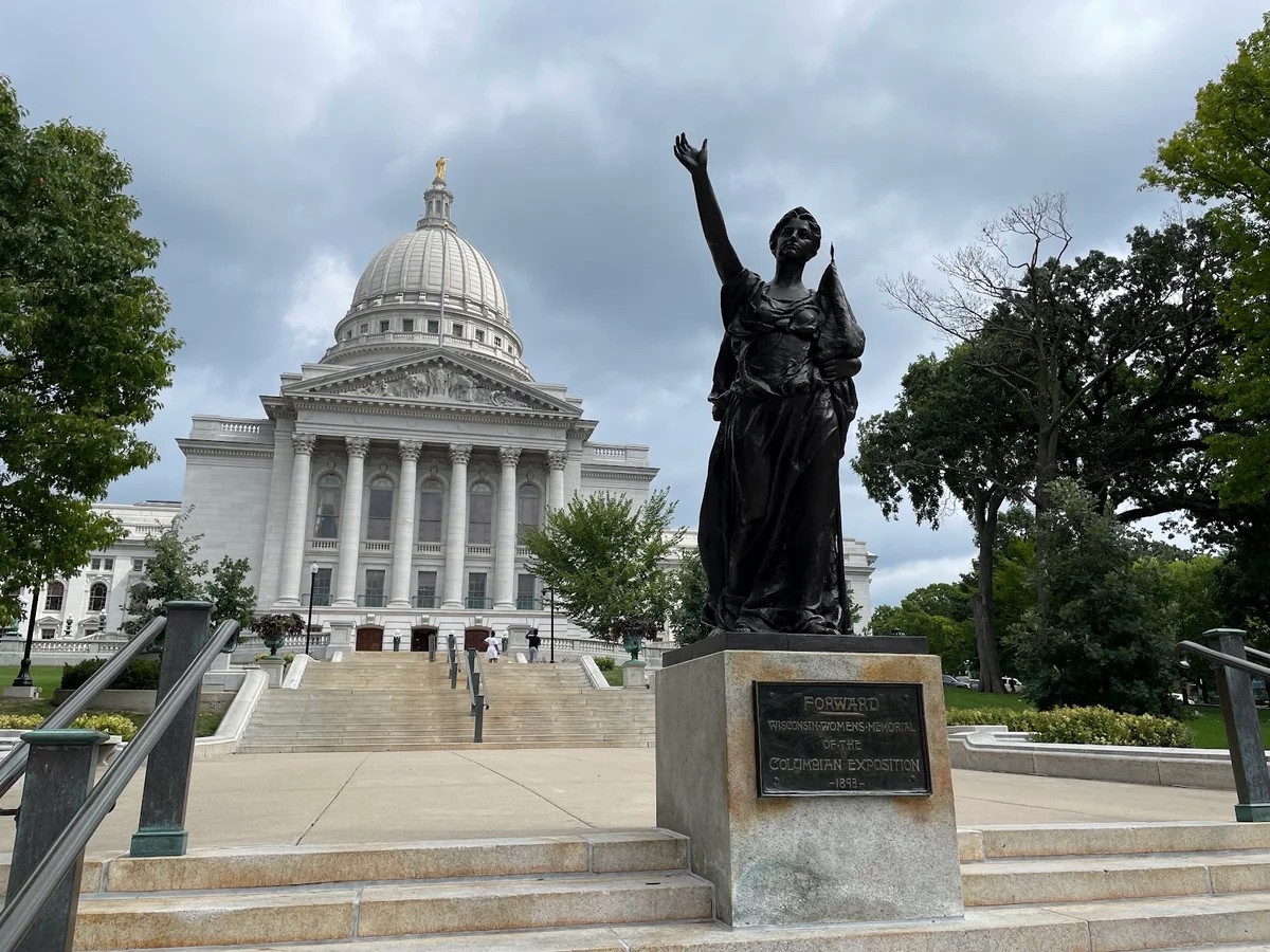 Forward Statue in Madison, Wisconsin - Ask AI | mindtrip