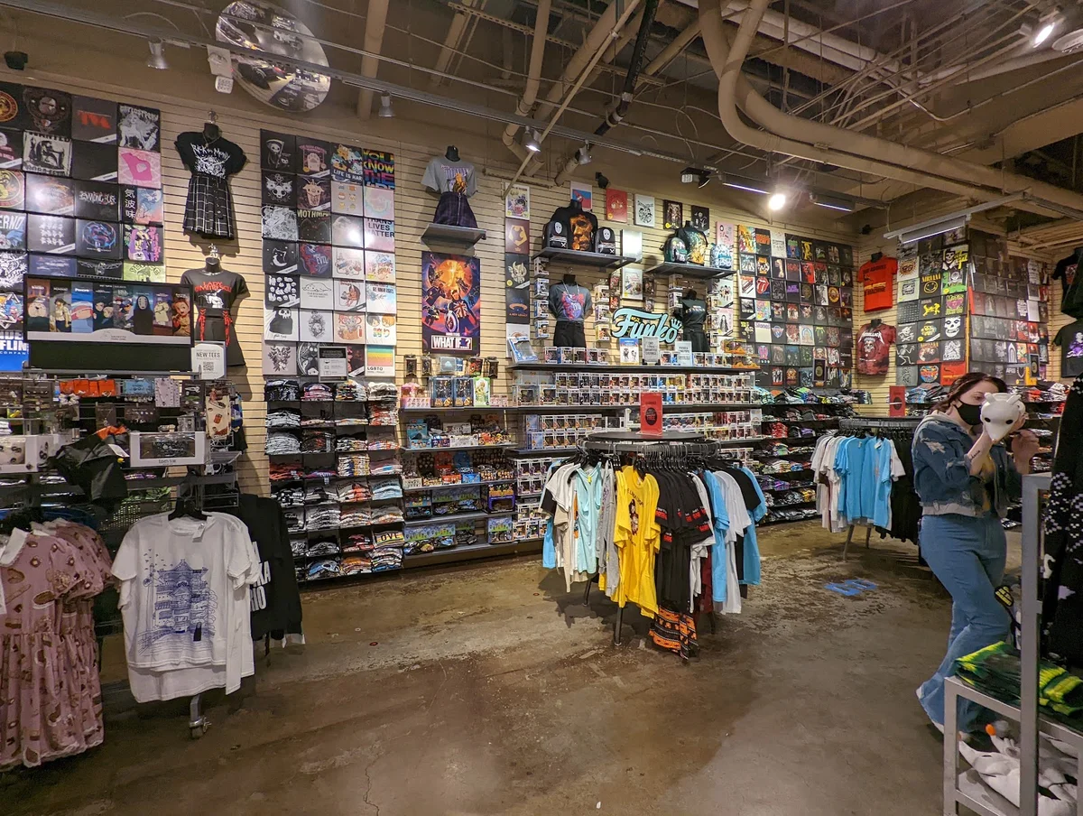 Hot Topic in Los Angeles, California | Ask Anything