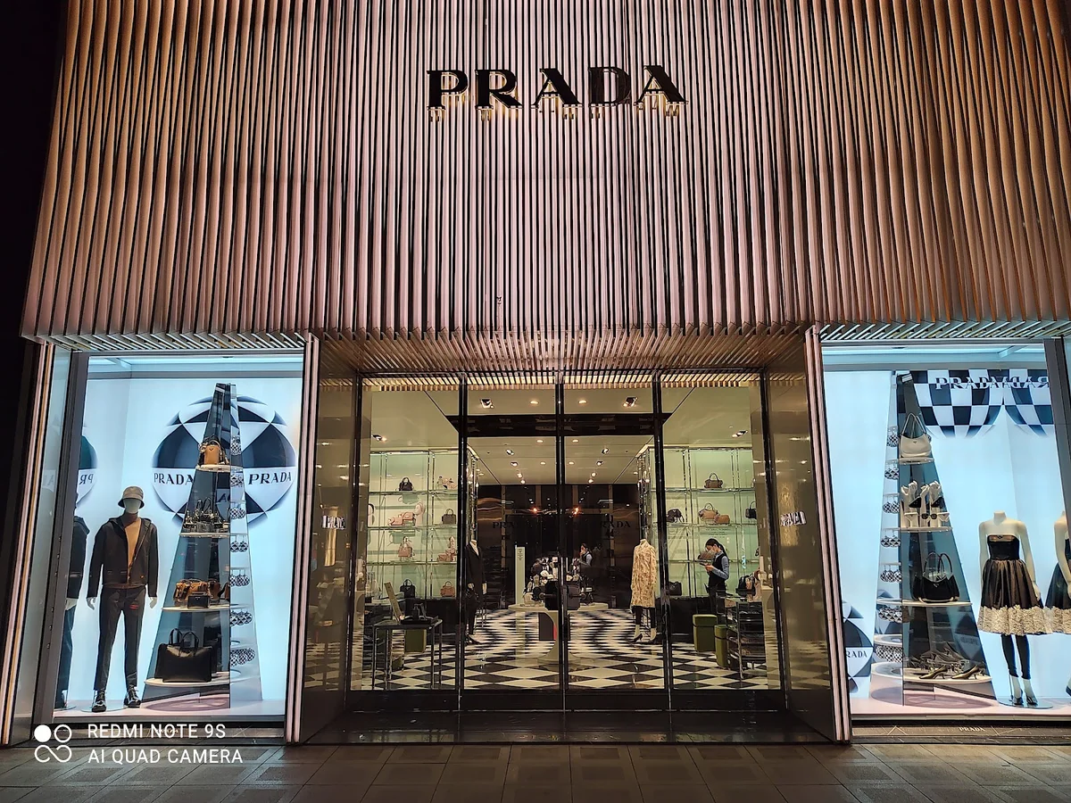 prada osaka shinsaibashi