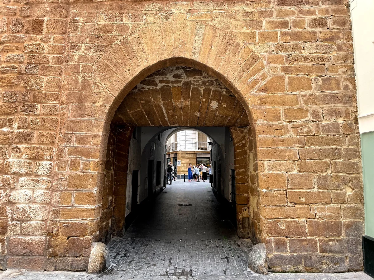 Arco del Pópulo in Cadiz | What to Know Before You Go