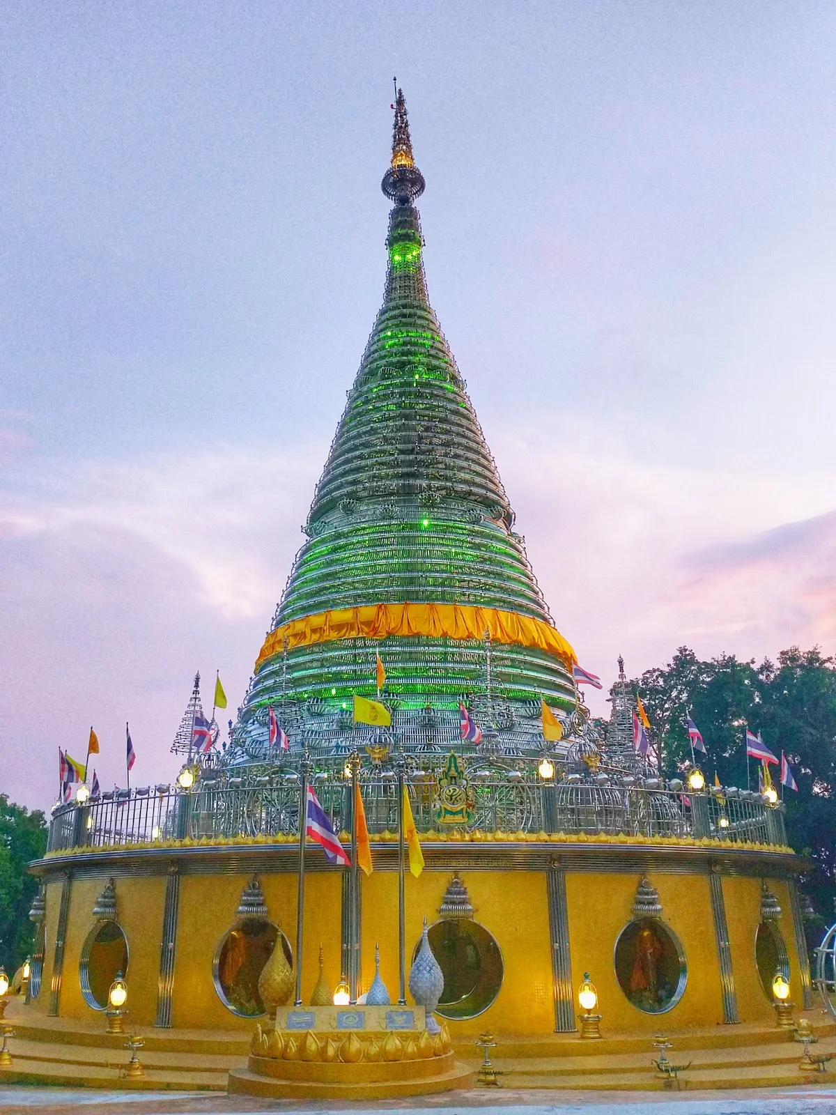 Phra Mahatha Chedi Traiphop Trai Mongkhol