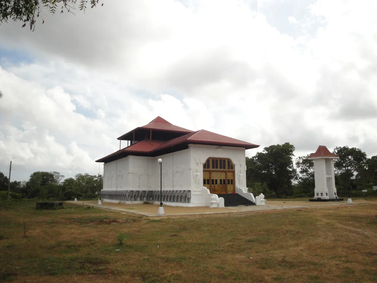 Deegawapi Raja Maha Vihara (දීඝවාපී මහා ස්තූපය)