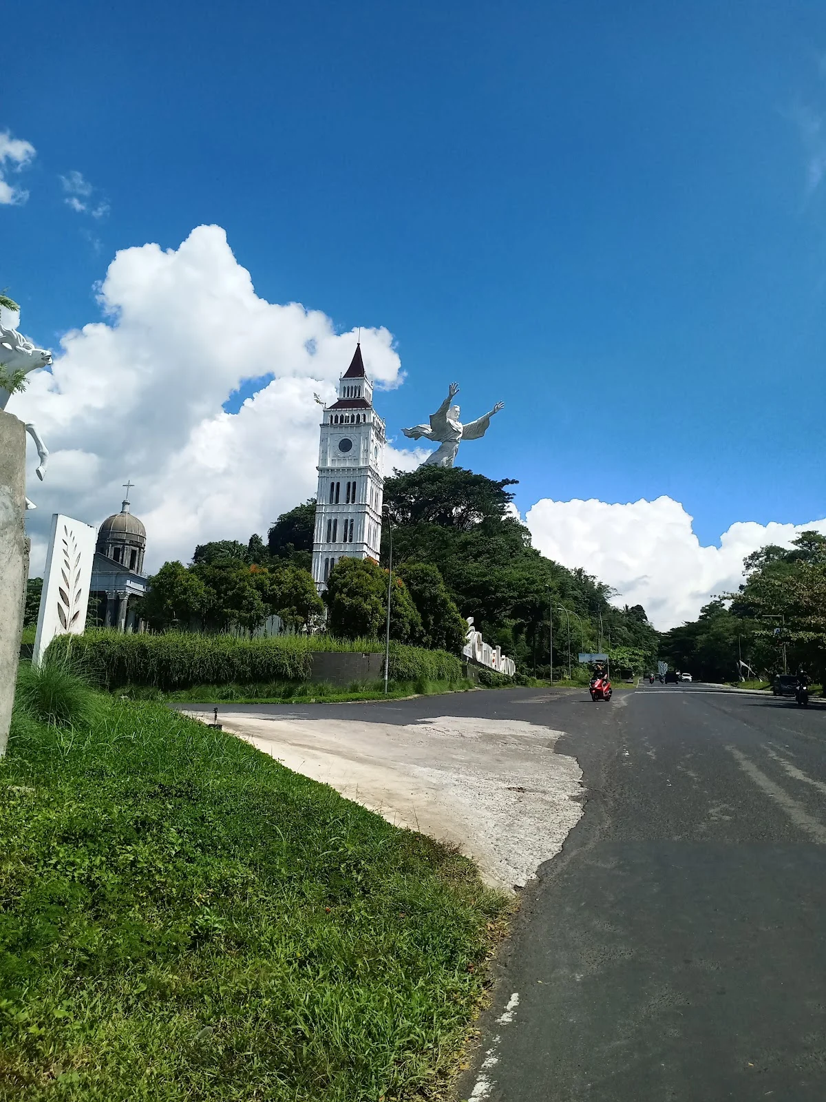 Yesus Memberkati Statue in Winangun Satu | Ask Anything