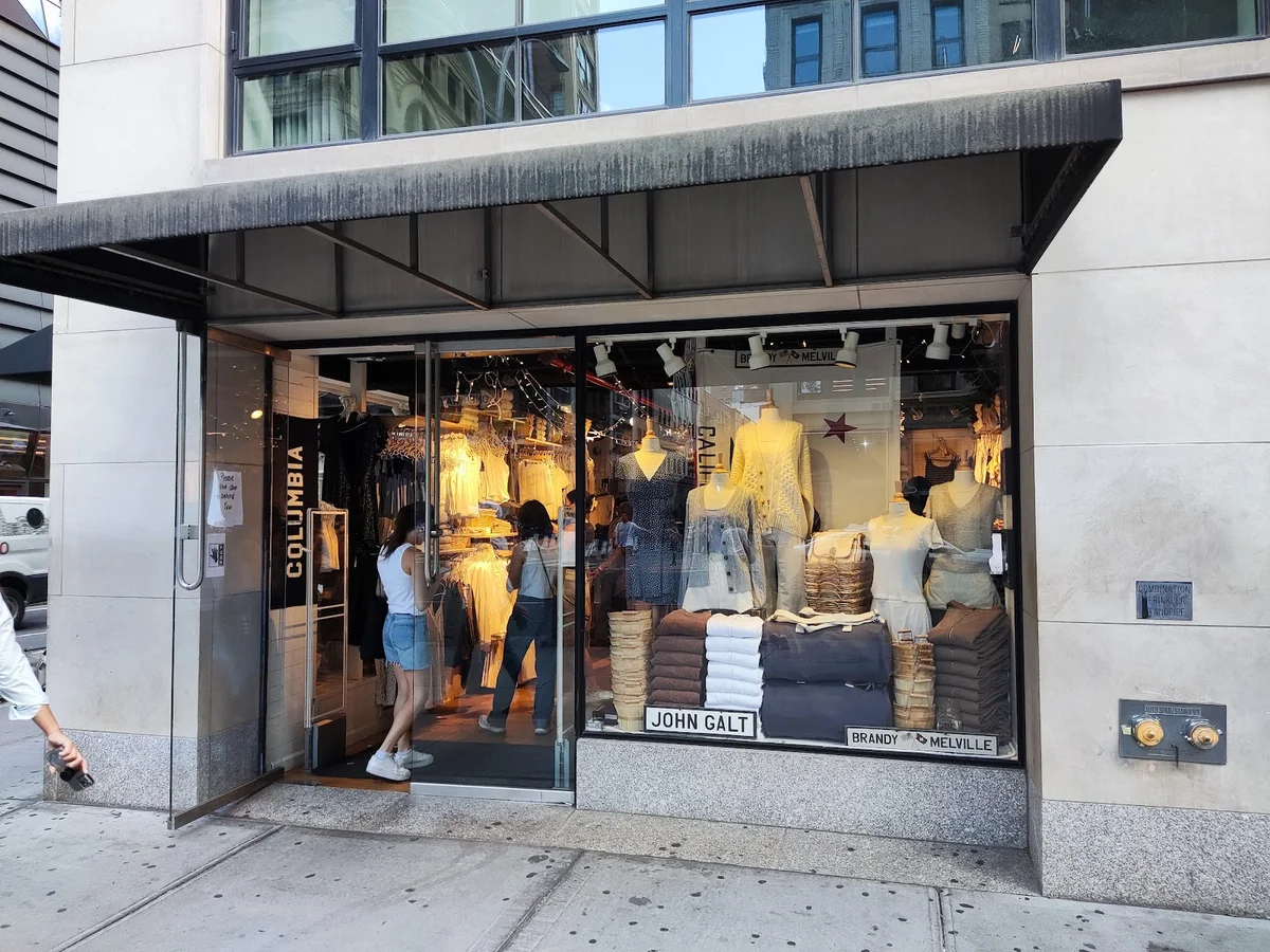 Visiting Brandy Melville on Fifth Avenue: Location Guide, Hours & Key Tips