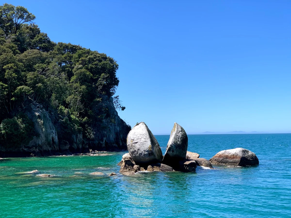 Split Apple Rock in Kaiteriteri, Tasman - Ask AI | mindtrip