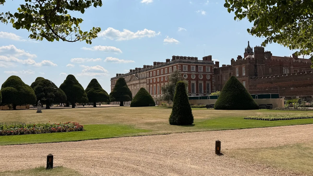 Hampton Court Railway Station - Ask AI | mindtrip