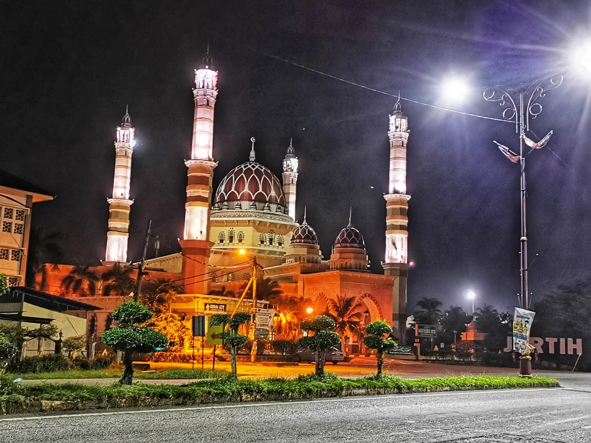 Hadhari Mosque (Main Mosque) in Jerteh | Ask Anything