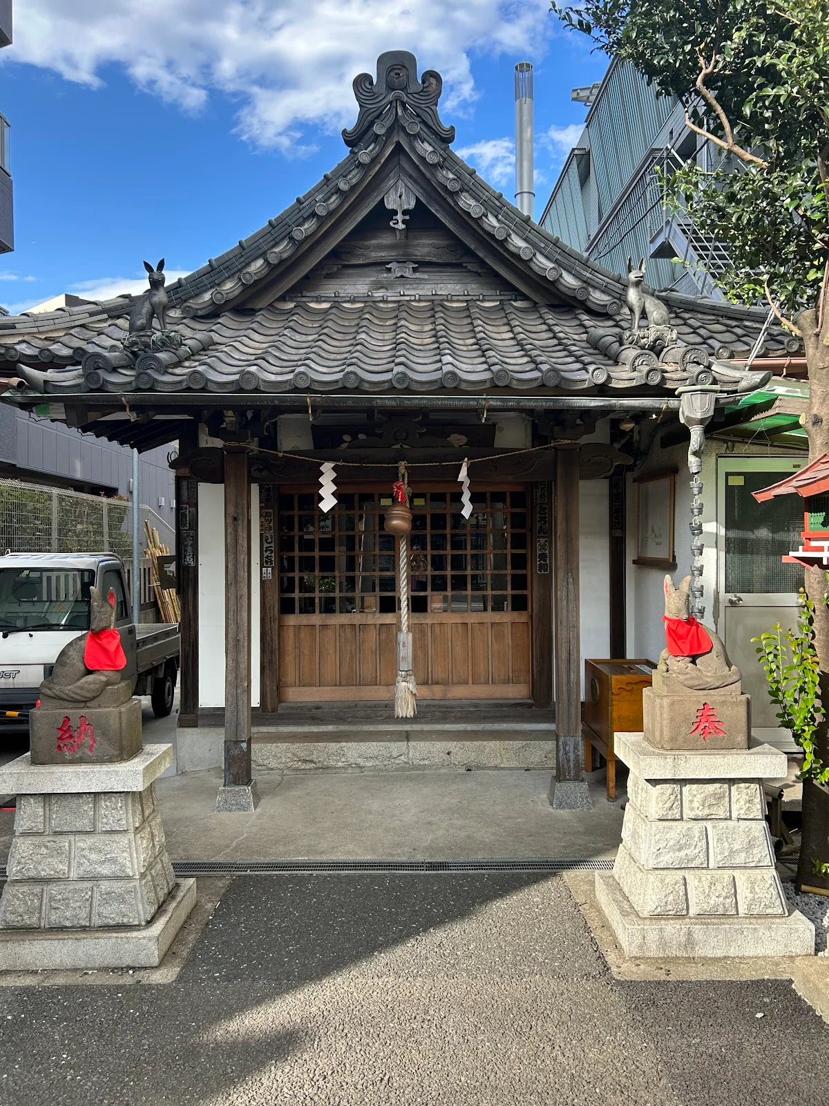 Hōroku Inari Shrine in Tokyo | Ask Anything