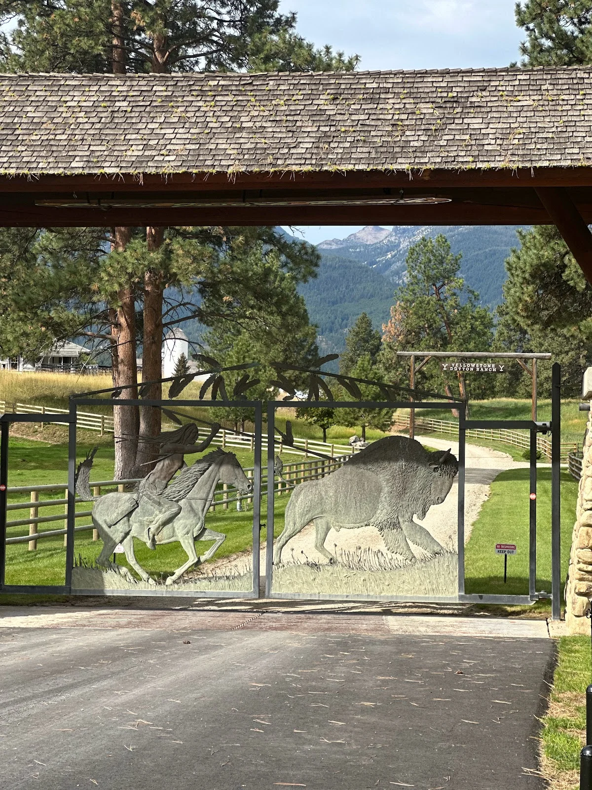 Yellowstone Dutton Ranch - Ford-Hollister Lodge