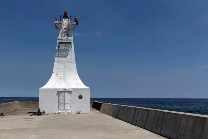 Burlington Canal Lighthouses in Hamilton - Ask AI | mindtrip
