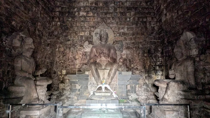 Mendut Temple in Mendut, Jawa Tengah - Ask AI | mindtrip