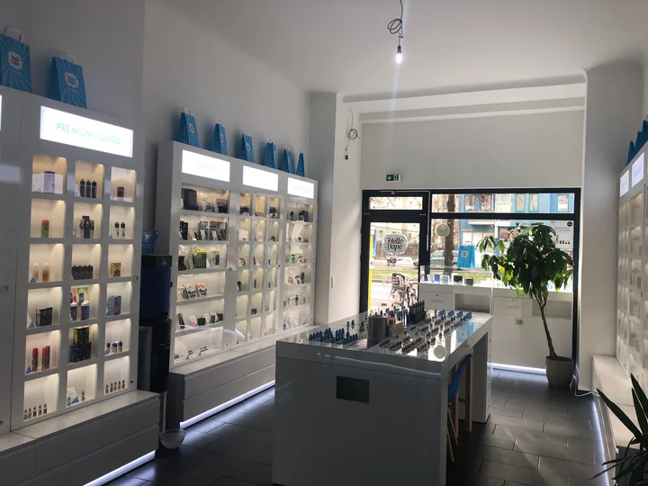 vapes berlin Vapes nur in Apotheken: In Australien sind Vapes und E-Zigaretten nur noch  in Apotheken erhältlich. Sie dürfen nur in neutralen Verpackungen und ohne  Aromastoffe verkauft werden. Apotheken müssen Kund:innen über die mit main image 0