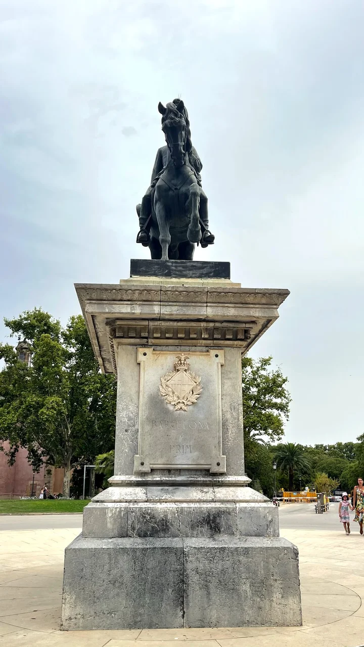 Equestrian statue to General Joan Prim