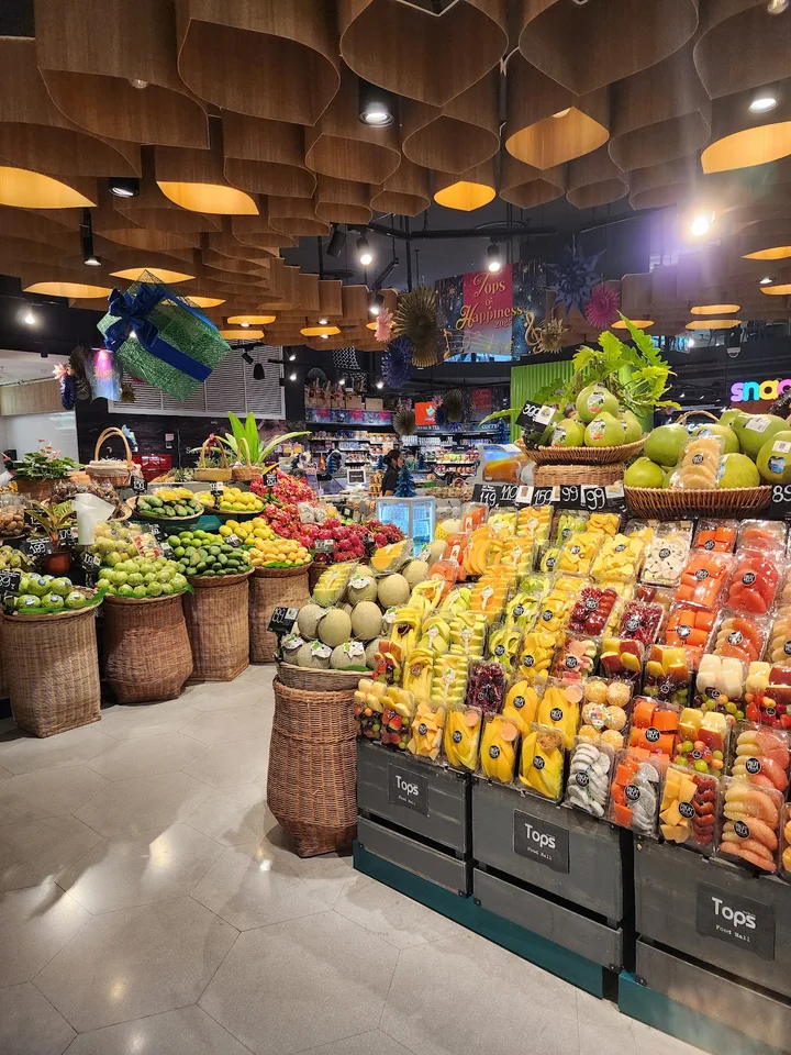 Marché Thonglor — Green Oasis vertical garden