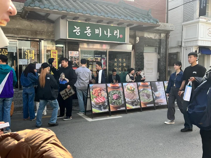 성수동 카페거리(Seongsu-dong Café Street) in Seoul | Ask Anything