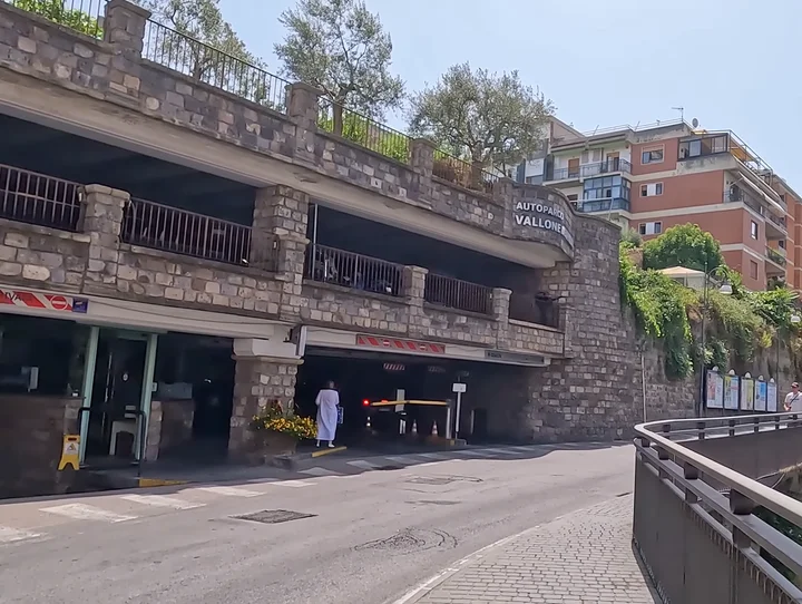 Parcheggio Piazza Gennaro Regno Parking