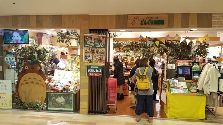 Kiddyland Osaka Umeda yang ramai dengan dekorasi anime