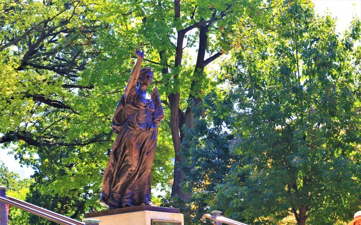Forward Statue in Madison, Wisconsin - Ask AI | mindtrip