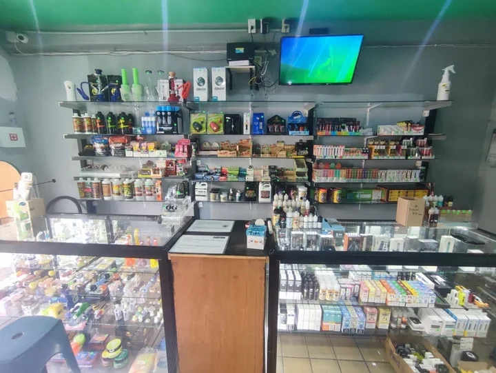 elfbar nachfüll pod läuft aus Smoke Shop Ocho Rios main image 0