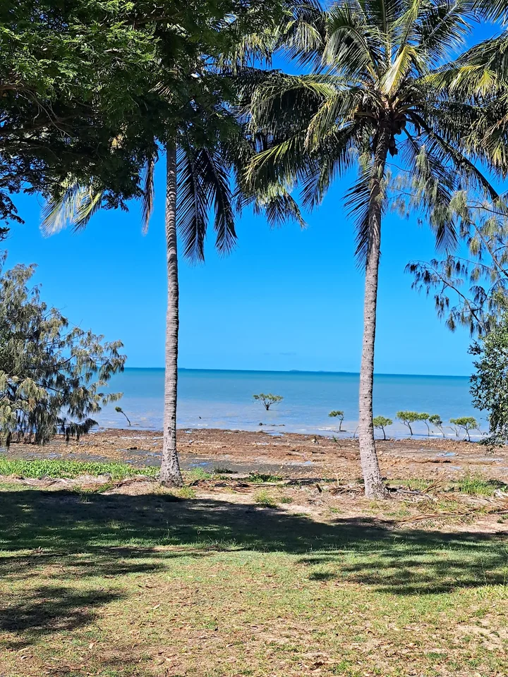 Rocky beach in Clairview, Queensland - Ask AI | mindtrip