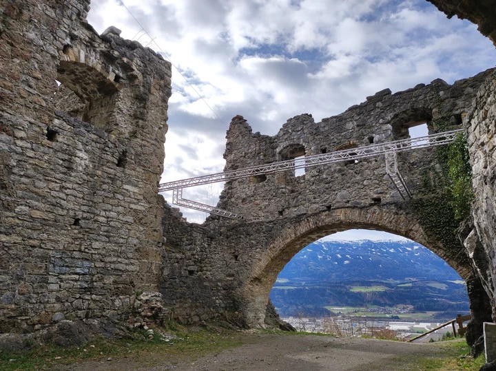 Burgruine Thaur in Thaur, Tirol - Ask AI | mindtrip