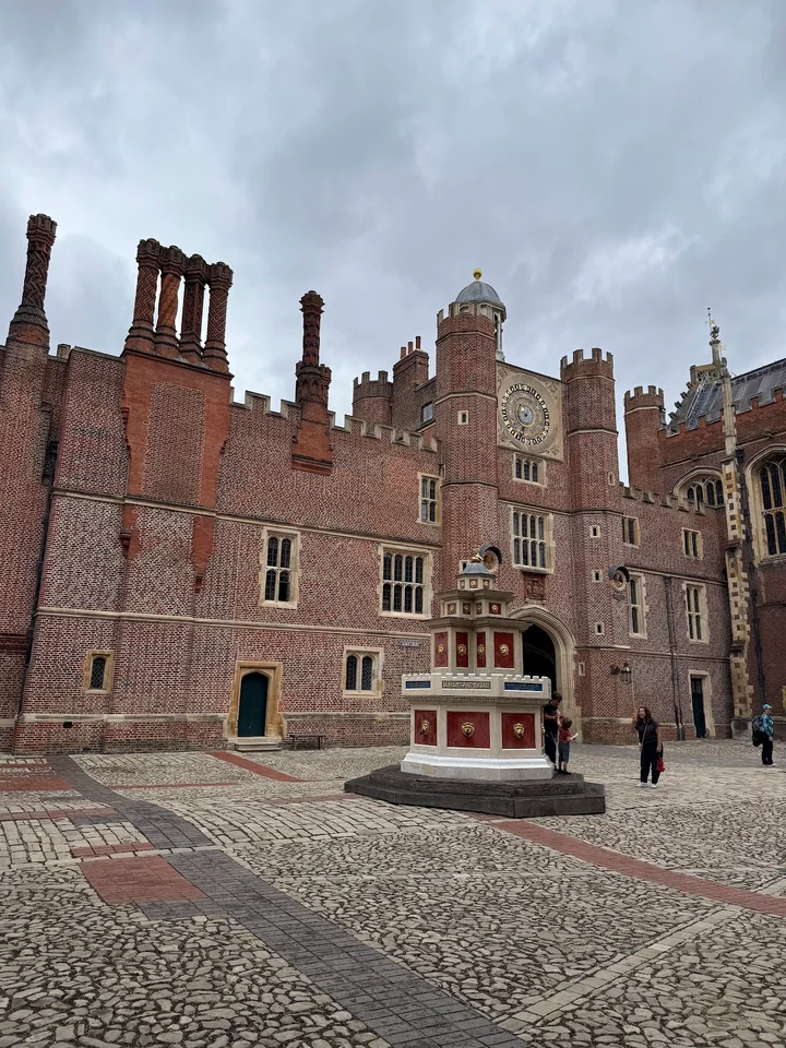 Hampton Court Railway Station - Ask AI | mindtrip