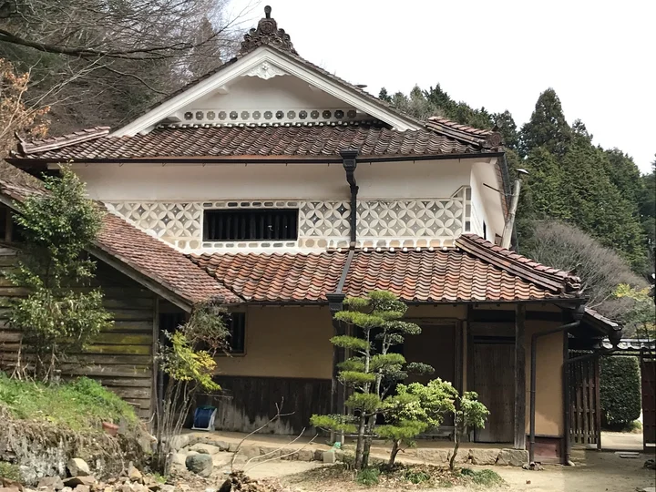 Hirokane Residence in Takahashi | Ask Anything