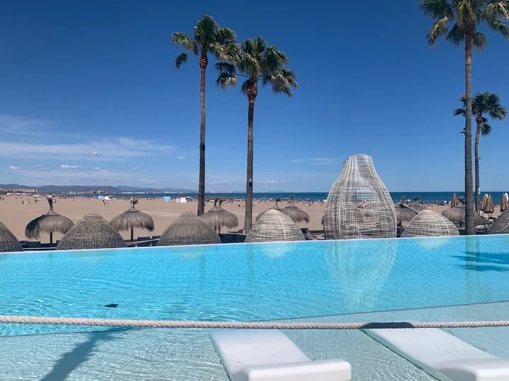 princess polly baby blue dress Marina Beach Club Valencia; dé Hotspot aan het Strand van Valencia, Spanje :
