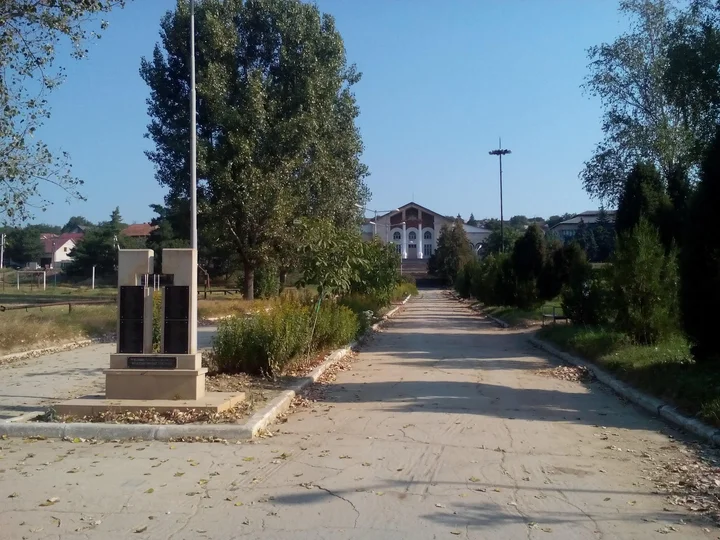 Casa de Cultură in Roscani | What to Know Before You Go
