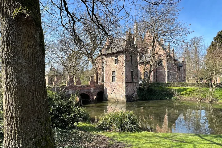 Walburg Castle in Sint-Niklaas - Ask AI | mindtrip