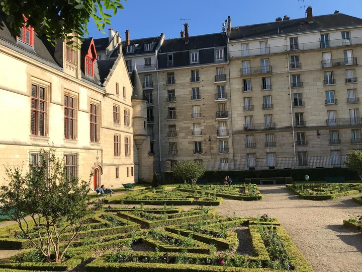 Forney Library in Paris, Île-de-France - Ask AI | mindtrip