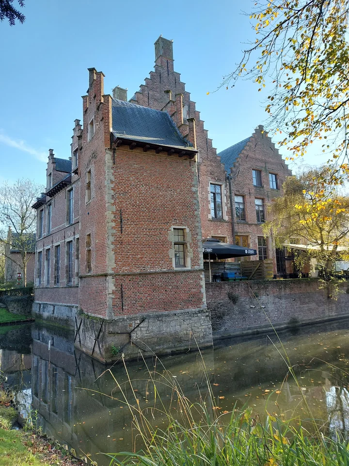 Walburg Castle in Sint-Niklaas - Ask AI | mindtrip