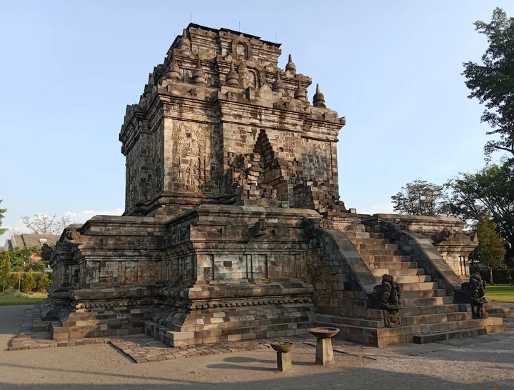 Mendut Temple in Mendut, Jawa Tengah - Ask AI | mindtrip