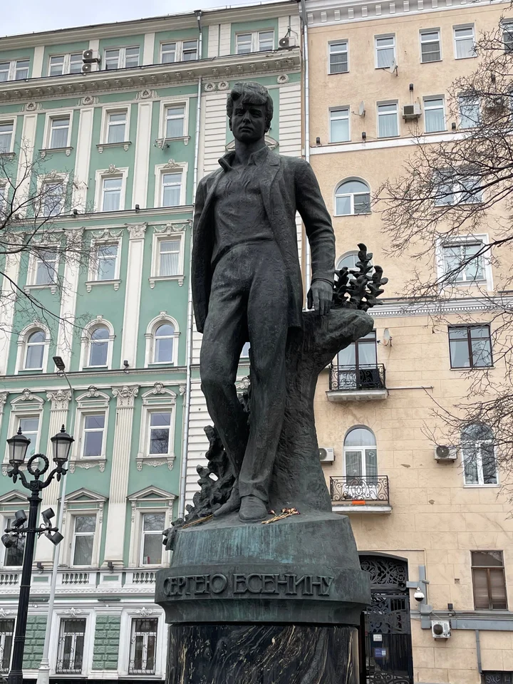 Statue of Sergei Yesenin in Moscow - Ask AI | mindtrip